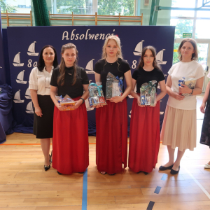 Pani Dyrektor Joanna Ozorka-Krawczyk, panie Anna Całka-Kosała, Dorota Bieniek-Przepiórka z: laureatką Małopolskiego Konkursu Języka Polskiego – Julią Stec z kl. 8b, finalistką Małopolskiego Konkursu Języka Polskiego – Aleksandrą Tracz  z kl. 8 b oraz Barbarą Zarych uczennicą ze 100% frekwencją w ciągu 8 lat szkoły podstawowej Kliknięcie na zdjęcie spowoduje jego powiększenie do rozmiaru oryginalnego.