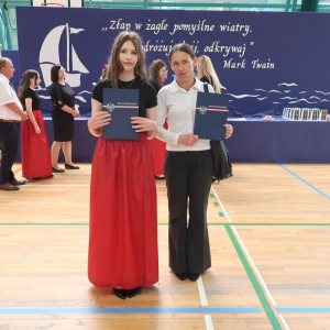 Wyróżniona absolwentka klasy 8 b Justyna Makowska z mamą. Kliknięcie na zdjęcie spowoduje jego powiększenie do rozmiaru oryginalnego.