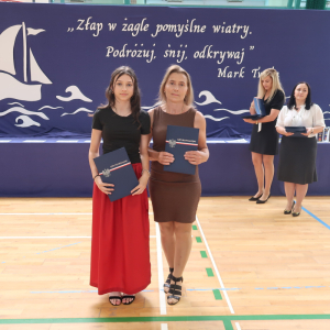 Wyróżniona absolwentka klasy 8 b Adrianna Broda z mamą. Kliknięcie na zdjęcie spowoduje jego powiększenie do rozmiaru oryginalnego.