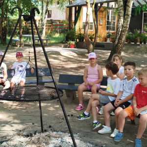 Pieczenie kiełbasek na grillu w zagrodzie w Buczkowie. Kliknięcie na zdjęcie spowoduje jego powiększenie do rozmiaru oryginalnego.