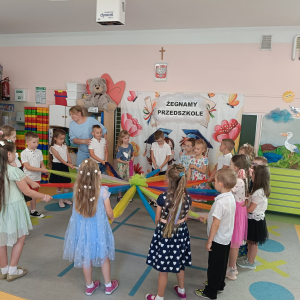 Taniec sześciolatków w kole na zakończeniu roku przedszkolnego. Kliknięcie na zdjęcie spowoduje jego powiększenie do rozmiaru oryginalnego.