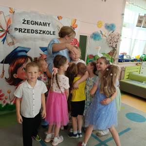 Przedszkolaki w trakcie składania życzeń wychowawczyni. Kliknięcie na zdjęcie spowoduje jego powiększenie do rozmiaru oryginalnego.