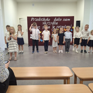 Dzieci z przedszkola w Rudy-Rysiu występują na zakończeniu roku przedszkolnego. Kliknięcie na zdjęcie spowoduje jego powiększenie do rozmiaru oryginalnego.