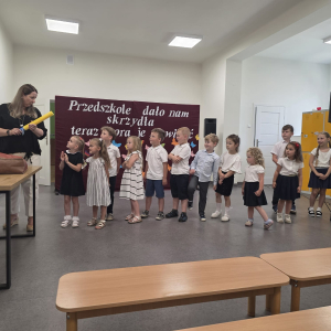 Pani Monika Mularz wręcza przedszkolakom z Rudy-Rysia dyplomy. Kliknięcie na zdjęcie spowoduje jego powiększenie do rozmiaru oryginalnego.