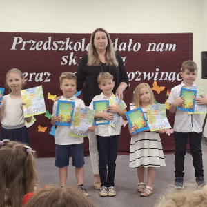 Przedszkolaki z panią wychowawczynią na końcu roku przedszkolnego. Kliknięcie na zdjęcie spowoduje jego powiększenie do rozmiaru oryginalnego.