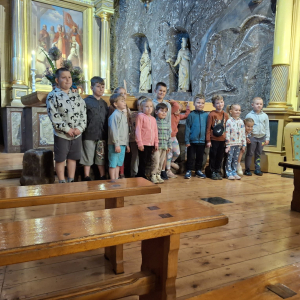 Przedszkolaki z oddziału przedszkolnego na wycieczce w Wieliczce. Kliknięcie na zdjęcie spowoduje jego powiększenie do rozmiaru oryginalnego.
