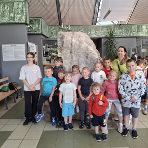 Wychowawczyni wraz z przedszkolakami obok rzeźby na terenie Kopalni Soli w Wieliczce.  Kliknięcie na zdjęcie spowoduje jego powiększenie do rozmiaru oryginalnego.