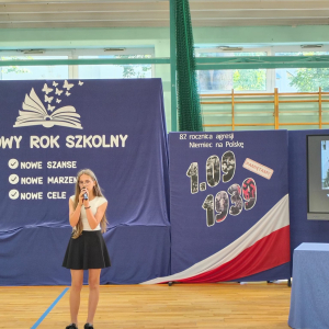 Siódmoklasistka wykonuje utwór na akademii z okazji rozpoczęcia roku szkolnego 2026-27. Kliknięcie na zdjęcie spowowduje jego powiększenie do rozmiaru oryginalnego.