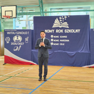 Przemówienie Wójta Gminy Szczurowa na rozpoczęciu roku szkolnego 2026-27. Kliknięcie na zdjęcie spowowduje jego powiększenie do rozmiaru oryginalnego.