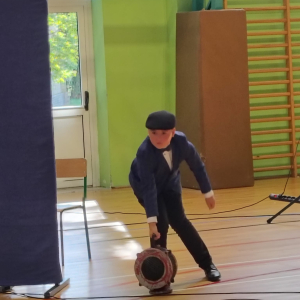 Uczeń uruchamia syrenę alarmową w trakcie występu z okazji rozpoczęcia roku szkolnego 2026-27. Kliknięcie na zdjęcie spowowduje jego powiększenie do rozmiaru oryginalnego.