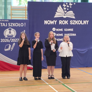 Grupka uczennic kl. 5 w trakcie śpiewania piosenek. Kliknięcie na zdjęcie spowowduje jego powiększenie do rozmiaru oryginalnego.