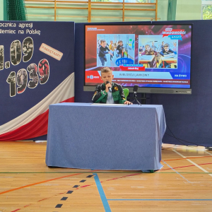 Uczeń kl. 5a prezetntuje społeczności szkolnej humorystyczne wiadomości sportowe. Kliknięcie na zdjęcie spowowduje jego powiększenie do rozmiaru oryginalnego.