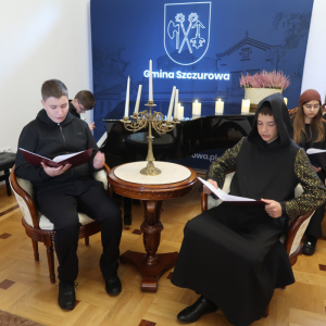 Duet uczniów czyta "Dziady". Kliknięcie na zdjęcie spowoduje jego powiększenie do rozmiaru oryginalnego.
