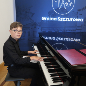 Jeden z uczniów gra utwór na pianinie. Kliknięcie na zdjęcie spowoduje jego powiększenie do rozmiaru oryginalnego.