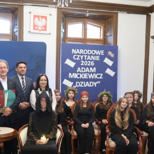 Senator RP Włodzimierz Bernacki, Wójt Gminy Szczurowa pan Zbigniew Moskal, Dyrektor ZS w Szczurowej pani Joanna Ozorka-Krawczyk oraz młodzież kl. 8 na Narodowym Czytaniu w Bibliotece w Szczurowej. Kliknięcie na zdjęcie spowoduje jego powiększenie do rozmiaru oryginalnego.