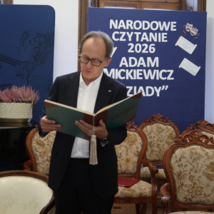 Senator RP w trakcie czytania "Dziadów." Kliknięcie na zdjęcie spowoduje jego powiększenie do rozmiaru oryginalnego.