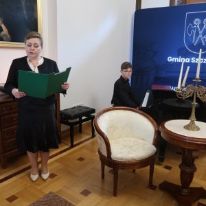 Kierownik Biblioteki Publicznej w Szczurowej pani Teresa Klamka wita zebranych gości na Narodowym Czytaniu 2026. Kliknięcie na zdjęcie spowoduje jego powiększenie do rozmiaru oryginalnego.