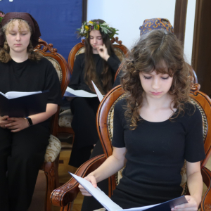 Jedna z uczennic czyta fragment "Dziadów". Kliknięcie na zdjęcie spowoduje jego powiększenie do rozmiaru oryginalnego.