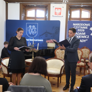 Dyrektor Gminnego Centrum Kultury Czytelnictwa i Sportu pani Bogumiła Daniel-Zieja oraz Wójt Gminy Szczurowa pan Zbigniew Moskal czytają "Dziady" z okazji Narodowego Czytania 2026. Kliknięcie na zdjęcie spowoduje jego powiększenie do rozmiaru oryginalnego.