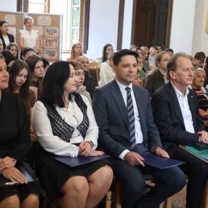 Goście zgromadzeni z okazji Narodowego Czytania 2026 w szczurowskiej bibliotece. Kliknięcie na zdjęcie spowoduje jego powiększenie do rozmiaru oryginalnego.
