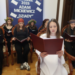 Uczennica w trakcie czytania "Dziadów". Kliknięcie na zdjęcie spowoduje jego powiększenie do rozmiaru oryginalnego.