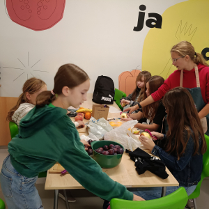 Uczniowie klas 6 a w trakcie przygotowywania owocowych szaszłyków. Kliknięcie na zdjęcie spowoduje jego powiększenie do rozmiaru oryginalnego.