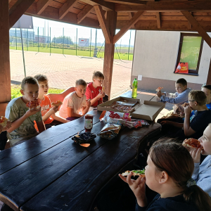 Wspólne jedzenie pizzy przez szóstoklasistów. Kliknięcie na zdjęcie spowoduje jego powiększenie do rozmiaru oryginalnego.