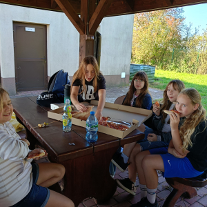 Uczniowie jedzą pizzę. Kliknięcie na zdjęcie spowoduje jego powiększenie do rozmiaru oryginalnego.