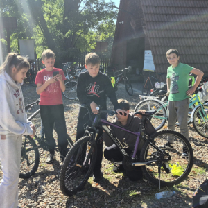 Uczniowie klas 7 na wycieczce rowerowej. Kliknięcie na zdjęcie spowoduje jego powiększenie do rozmiaru oryginalnego.