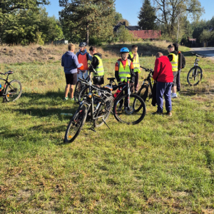 Grupka uczniów przy rowerach. Kliknięcie na zdjęcie spowoduje jego powiększenie do rozmiaru oryginalnego.