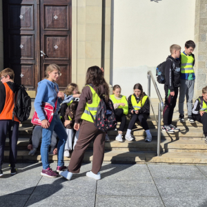 Uczniowie klas 7 i nauczyciele przed drzwiami Kościoła w Okulicach. Kliknięcie na zdjęcie spowoduje jego powiększenie do rozmiaru oryginalnego.