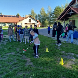 Uczniowie klas 2 bawią się w unihokeja na trawie podczas wycieczki do Borku. Kliknięcie na zdjęcie spowoduje jego powiększenie do rozmiaru oryginalnego.