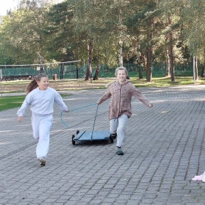 Duet uczennic w czasie zabawy podczas pobytu w Borku. Kliknięcie na zdjęcie spowoduje jego powiększenie do rozmiaru oryginalnego.