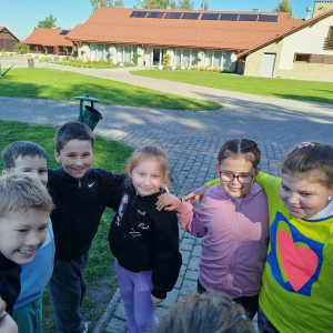 Grupka uczniów trzymająca się za ramiona. Kliknięcie na zdjęcie spowoduje jego powiększenie do rozmiaru oryginalnego.