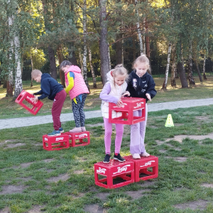 Zabawy z pudełkami podczas pobytu w Borku. Kliknięcie na zdjęcie spowoduje jego powiększenie do rozmiaru oryginalnego.