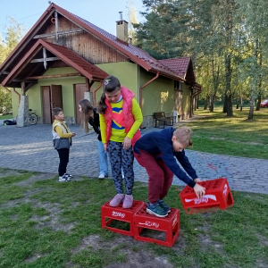 Dzieci bawią się  na pudełkach podczas pobytu w Borku. Kliknięcie na zdjęcie spowoduje jego powiększenie do rozmiaru oryginalnego.