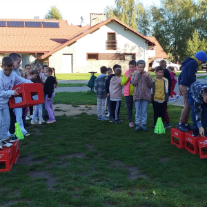 Uczniowie klas 2 stoją na pudełkach. Kliknięcie na zdjęcie spowoduje jego powiększenie do rozmiaru oryginalnego.