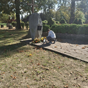 Uczeń składa wiązankę pod pomnikiem pomordowanych Romów na Cmentarzu w Szczurowej. Kliknięcie na zdjęcie spowoduje jego powiększenie do rozmiaru oryginalnego.