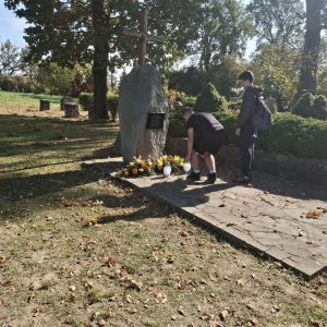 Uczniowie składają wiązanki kwiatów pod grobem Romów w rocznicę ich tragicznej śmierci. Kliknięcie na zdjęcie spowoduje jego powiększenie do rozmiaru oryginalnego.