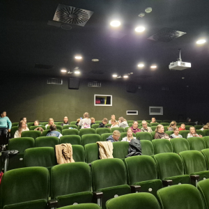 Klasy 5 w czasie seansu filmowego. Kliknięcie na zdjęcie spowoduje jego powiększenie do rozmiaru oryginalnego.