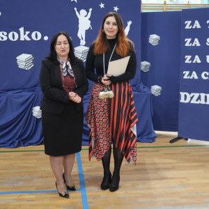 Pani Dyrektor Joanna Ozorka-Krawczyk z panią Hałyną Seńczyk - nauczycielką nagrodzoną Nagrodą Dyrektora Szkoły. Kliknięcie na zdjęcie spowoduje jego powiększenie do rozmiaru oryginalnego.