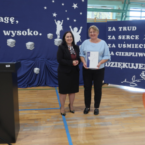 Pani Dyrektor Joanna Ozorka-Krawczyk z panią Anetą Szot - nauczycielką nagrodzoną Nagrodą Dyrektora Szkoły. Kliknięcie na zdjęcie spowoduje jego powiększenie do rozmiaru oryginalnego.