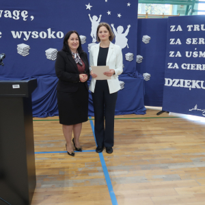 Pani Dyrektor Joanna Ozorka-Krawczyk z panią Dorotą Bieniek-Przepiórką - nauczycielką nagrodzoną Nagrodą Dyrektora Szkoły. Kliknięcie na zdjęcie spowoduje jego powiększenie do rozmiaru oryginalnego.
