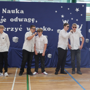 Utwór muzyczny w wykonaniu uczniów kl. 8 b z okazji Dnia Nauczyciela. Kliknięcie na zdjęcie spowoduje jego powiększenie do rozmiaru oryginalnego.