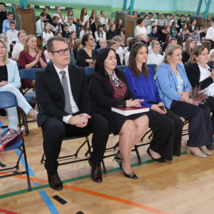 Pani Dyrektor Joanna Ozorka-Krawczyk, pan Rafał Kłusek, nauczyciele i uczniowie zgromadzeni na akademii z okazji Dnia Nauczyciela. Kliknięcie na zdjęcie spowoduje jego powiększenie do rozmiaru oryginalnego.