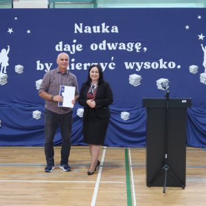 Pani Dyrektor Joanna Ozorka-Krawczyk z panem Robertem Dzieniem - nauczycielem nagrodzonym Nagrodą Dyrektora Szkoły. Kliknięcie na zdjęcie spowoduje jego powiększenie do rozmiaru oryginalnego.