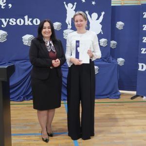Pani Dyrektor Joanna Ozorka-Krawczyk z panią Małgorzatą Tracz - nauczycielką nagrodzoną Nagrodą Dyrektora Szkoły. Kliknięcie na zdjęcie spowoduje jego powiększenie do rozmiaru oryginalnego.