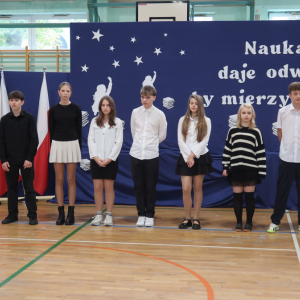Występ uczniów klas 8. Pani Dyrektor Joanna Ozorka-Krawczyk z panią Małgorzatą Tracz - nagrodzoną Nagrodą Dyrektora Szkoły. Kliknięcie na zdjęcie spowoduje jego powiększenie do rozmiaru oryginalnego.