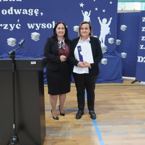 Pani Dyrektor Joanna Ozorka-Krawczyk z panią Beatą Czachurską-Hełpą -nauczycielką nagrodzoną Nagrodą Dyrektora Szkoły. Kliknięcie na zdjęcie spowoduje jego powiększenie do rozmiaru oryginalnego.