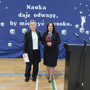 Pani Dyrektor Joanna Ozorka-Krawczyk z panią Małgorzatą Wojtalą - nauczycielką nagrodzoną Nagrodą Dyrektora Szkoły. Kliknięcie na zdjęcie spowoduje jego powiększenie do rozmiaru oryginalnego.